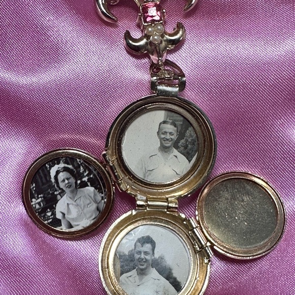 BROOCH: Rare vintage Pegasus, coral gold tone, rose, pink, locket, one of a kind - Picture 13 of 17